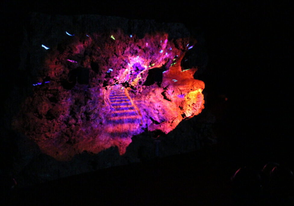 Lichtinstallation 3D auf einer Höhlenwand